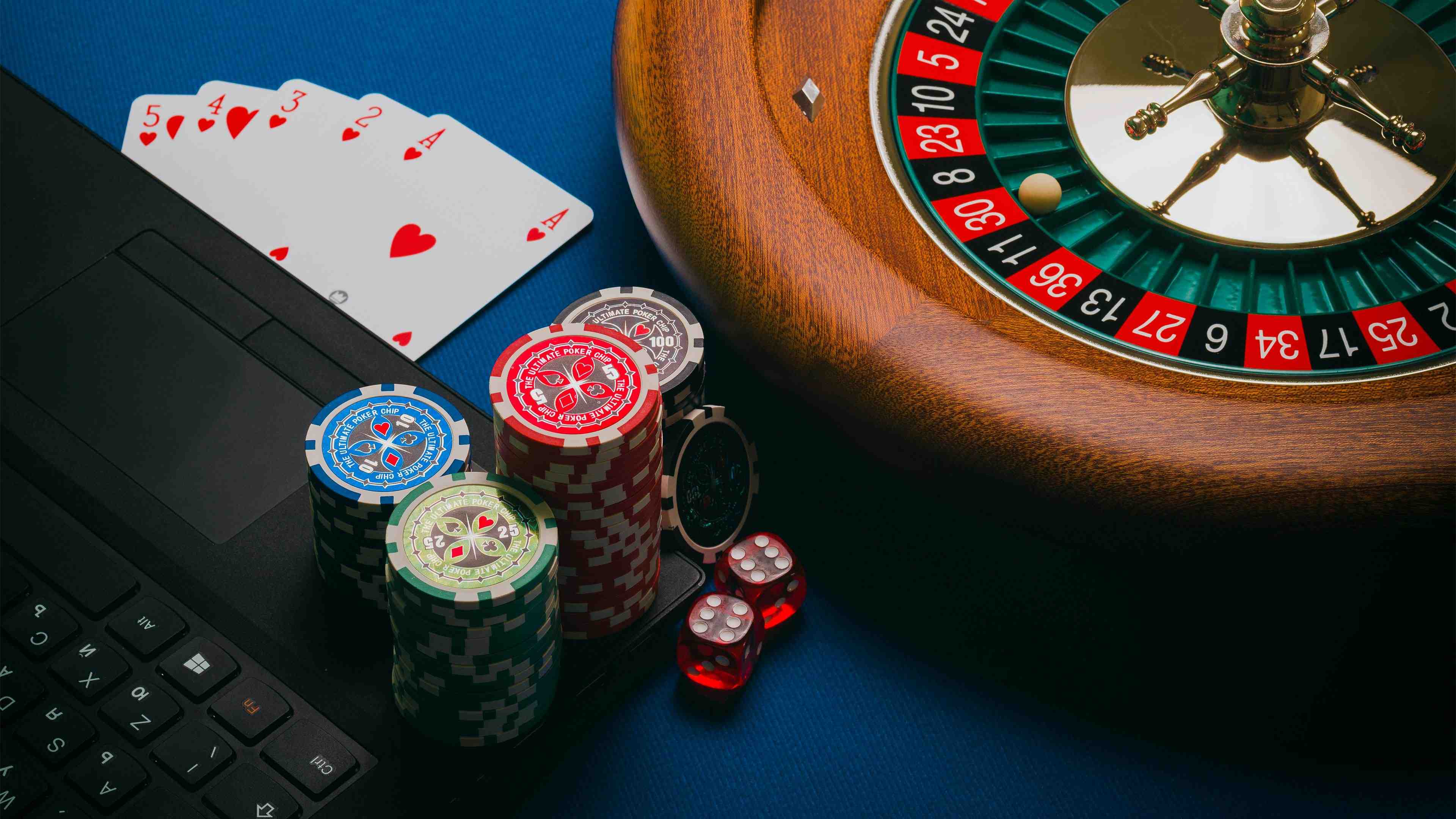 Myanmar ကစားသမား မိုဘိုင်းဖုန်းဖြင့် online game lobby ကစားနေမြင်ကွင်း